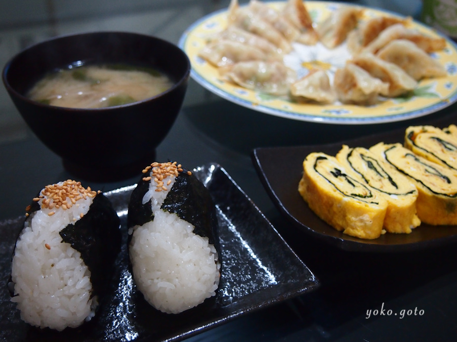 【お料理ブログ】シャケのおにぎり、卵焼き、手作り餃子